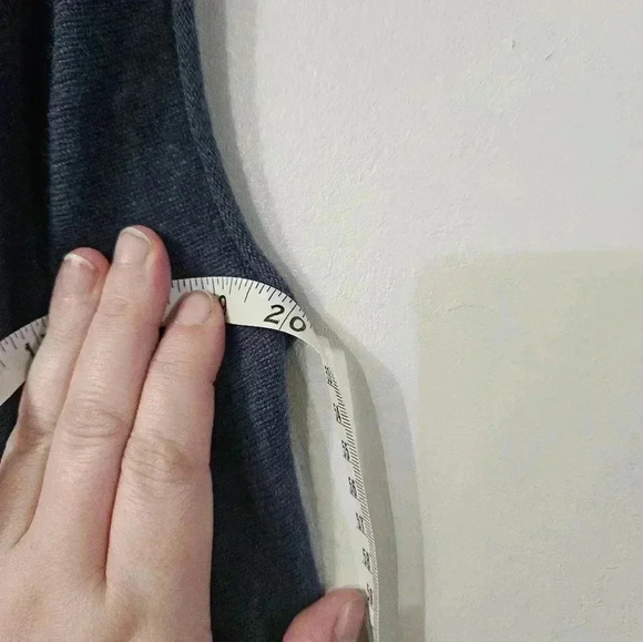 Neiman Marcus 100% cashmere sleeveless cardigan! - Picture 5 of 6